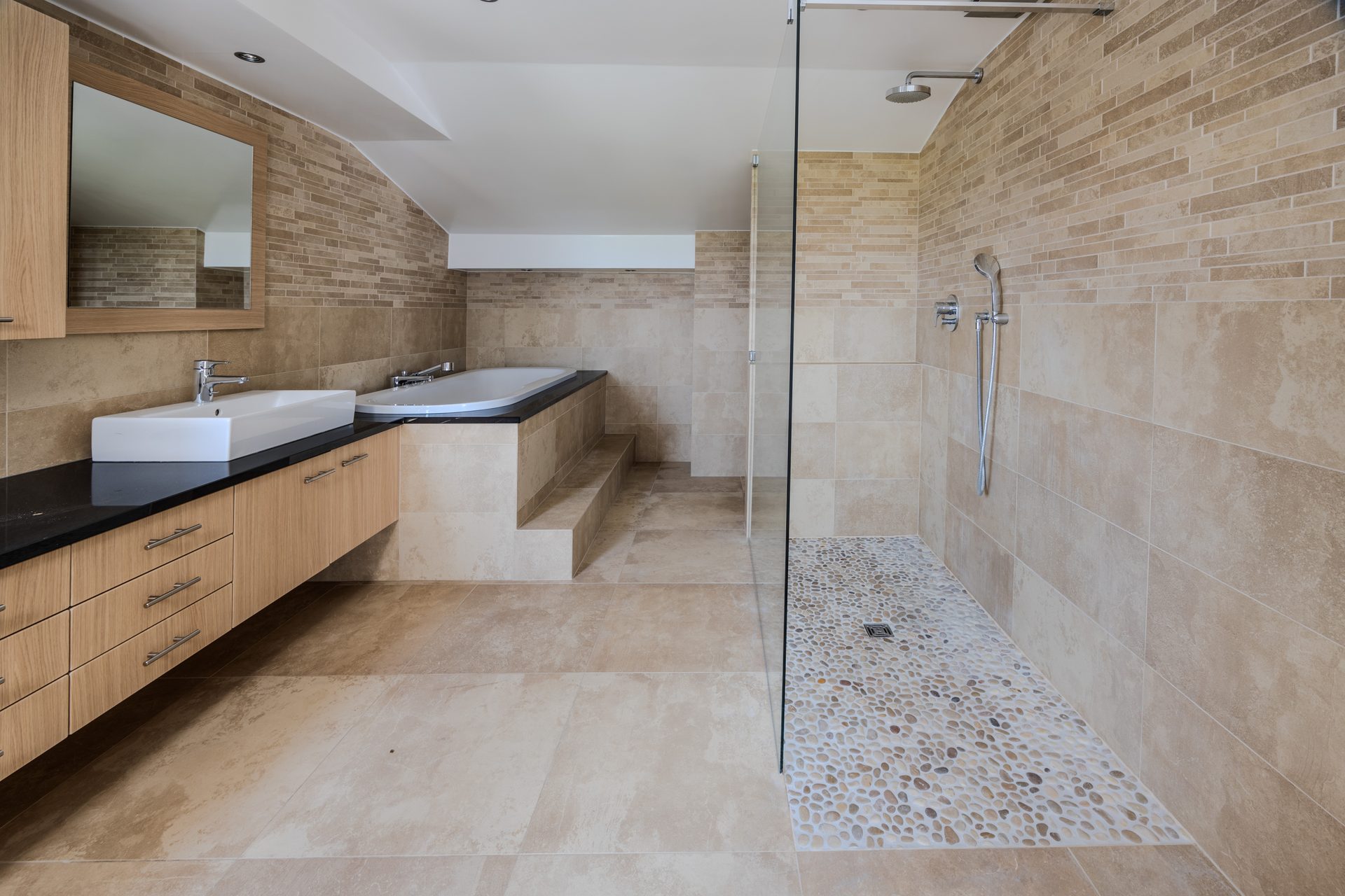 Projet de rénovation - Élégante propriété avec vue lac protégée — photo 2