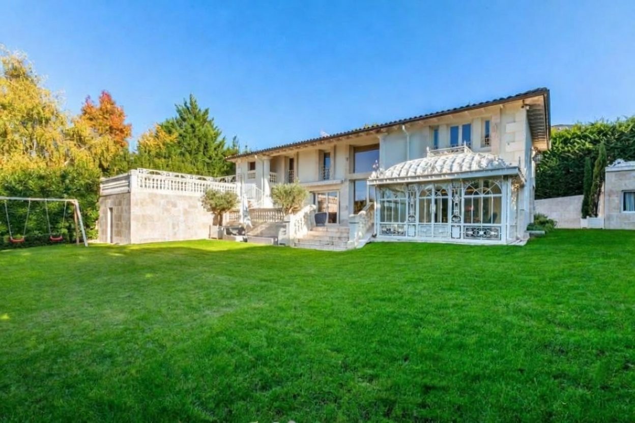 Grande maison familiale
 — vue principale