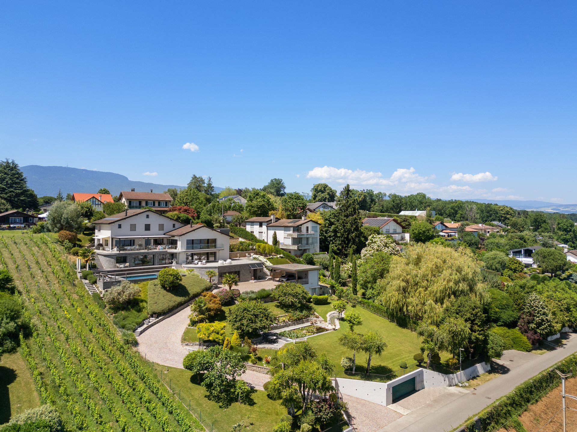 The property between vineyards and village